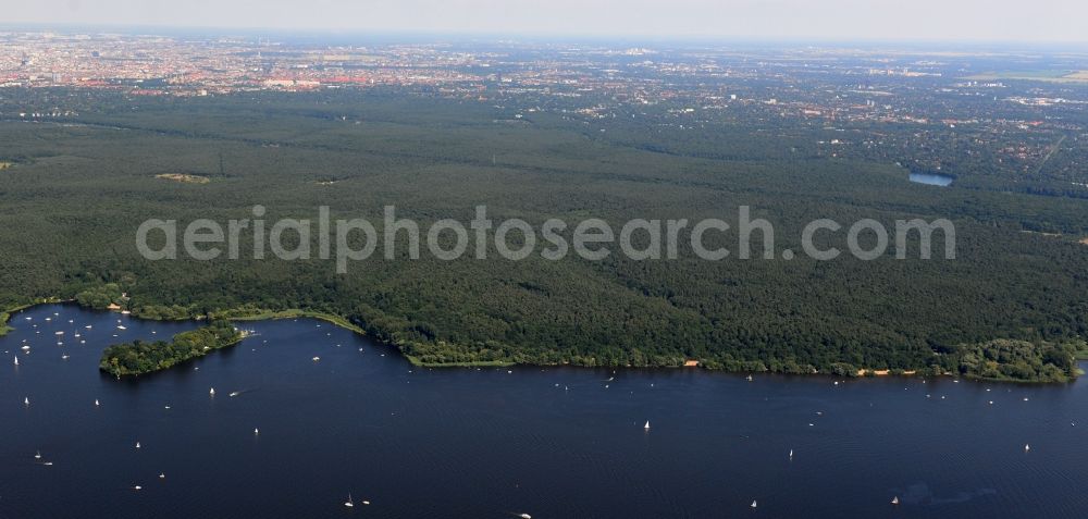 Berlin from the bird's eye view: Landscape along the river banks of the Wannsee Grunewald in the district of Charlottenburg-Wilmersdorf in Berlin