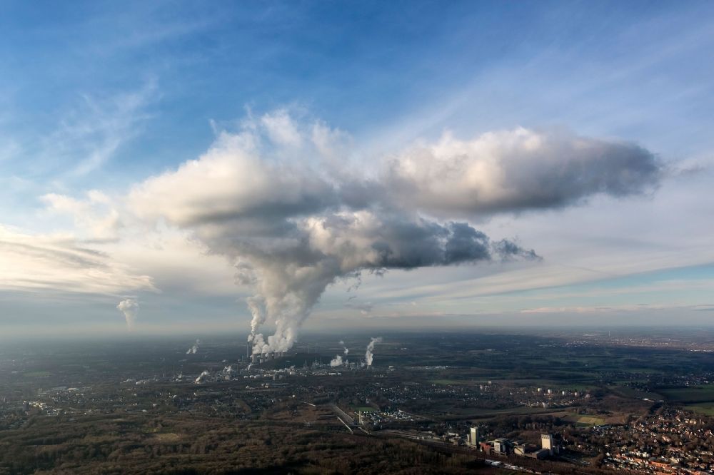 Herten from the bird's eye view: Landscape of a soaring power plant cloud from Scholven about Herten Westerholt and the Ruhr area in North Rhine-Westphalia