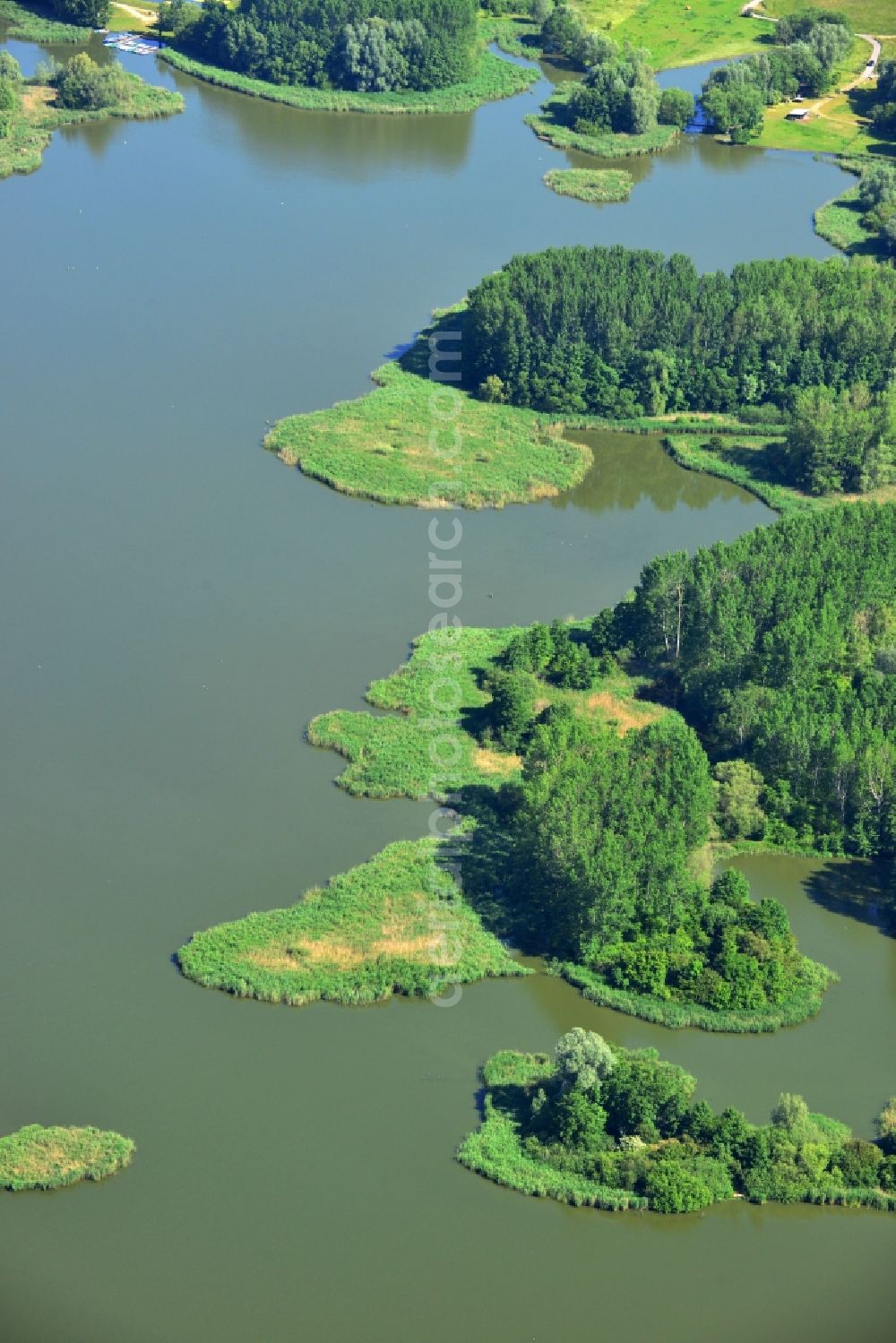 Aerial photograph Oberkrämer - View of the Mühlen lake in the local district Vehlefanz of the municipality Oberkrämer in Brandenburg. The lake was created by the LPG to be used as a water reservoir to irrigate the surrounding fields. To this day, the lake is still used for that