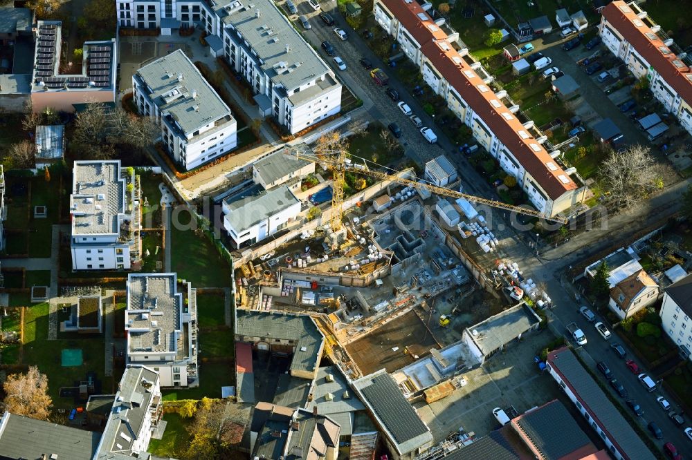 Aerial photograph Berlin - Construction site for the construction of gaps along the multi-family house residential housing estate on Berkenbruecker Steig in the district Hohenschoenhausen in Berlin, Germany