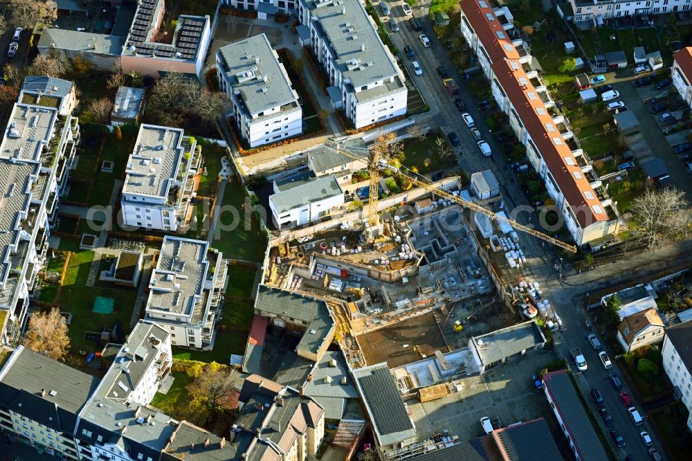 Berlin from the bird's eye view: Construction site for the construction of gaps along the multi-family house residential housing estate on Berkenbruecker Steig in the district Hohenschoenhausen in Berlin, Germany