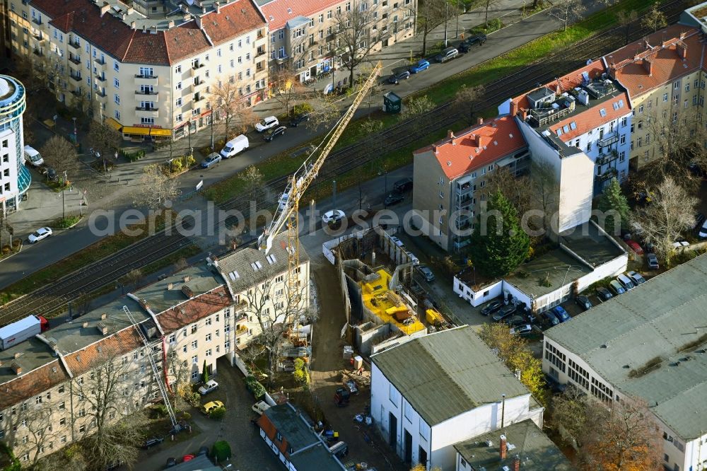 Berlin from the bird's eye view: Construction site for the construction of gaps along the multi-family house residential housing estate Berliner Strasse in the district Pankow in Berlin, Germany