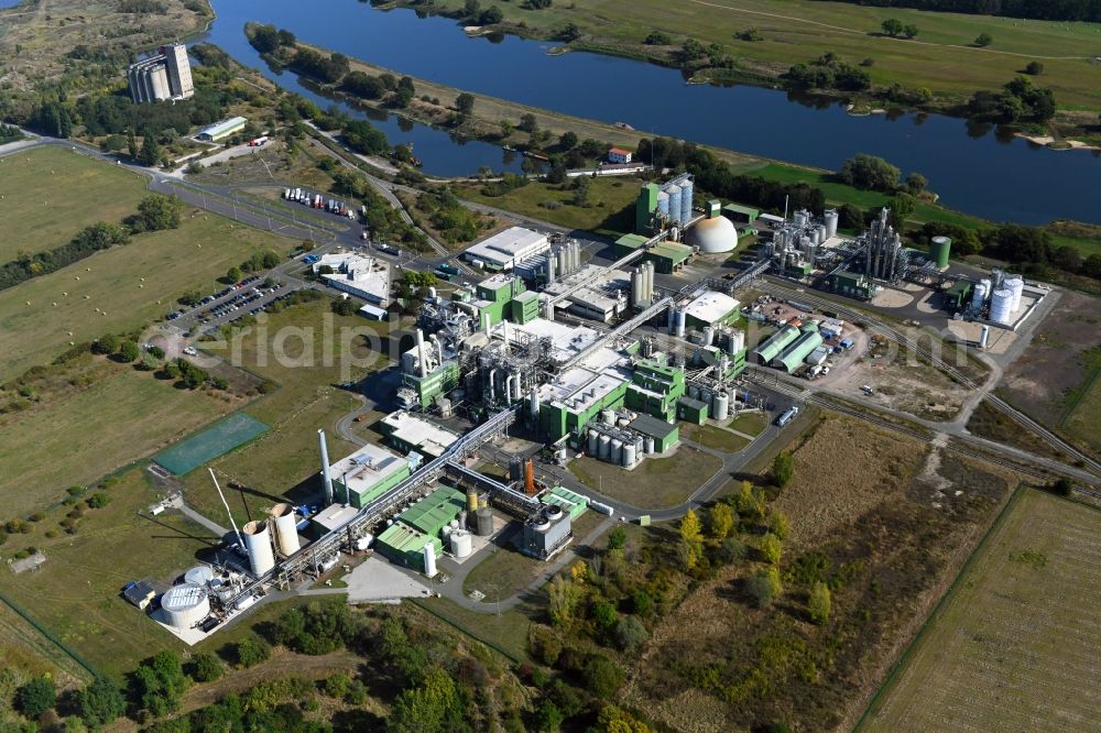 Barby (Elbe) from the bird's eye view: Buildings and production halls on the food manufacturer's premises Cargill Deutschland GmbH on Monplaisirstrasse in Barby (Elbe) in the state Saxony-Anhalt, Germany