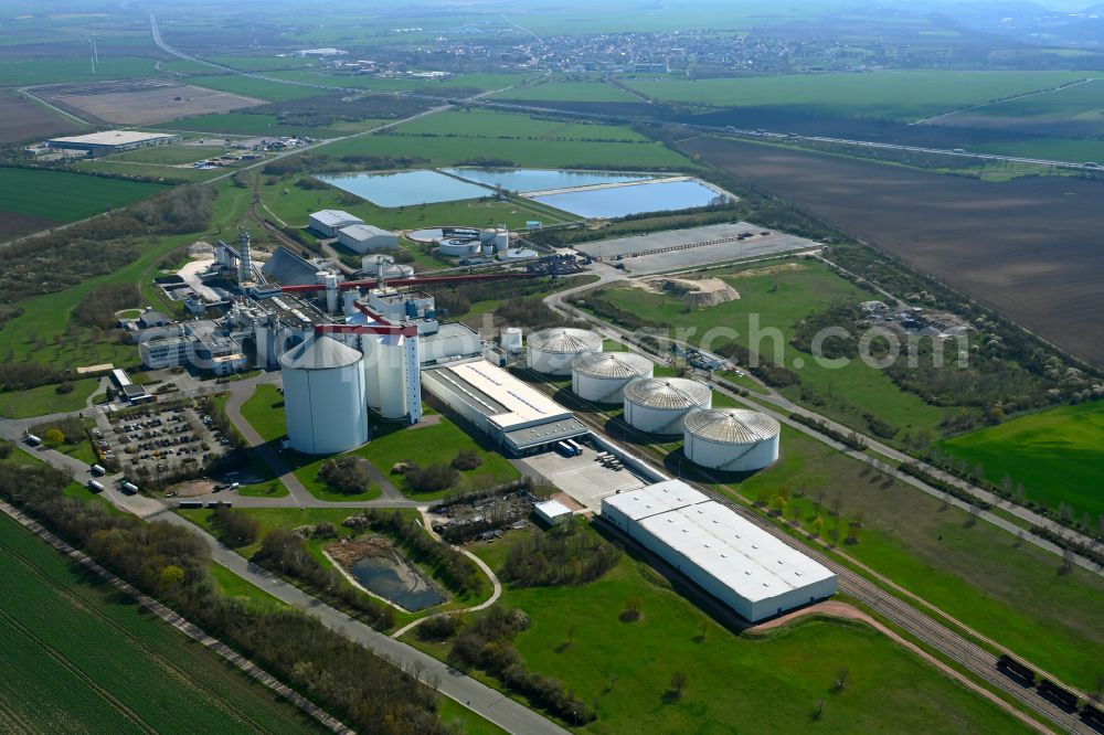 Aerial photograph Könnern - Buildings and production halls on the food manufacturer's premises and Zuckerfabrik in Koennern in the state Saxony-Anhalt, Germany