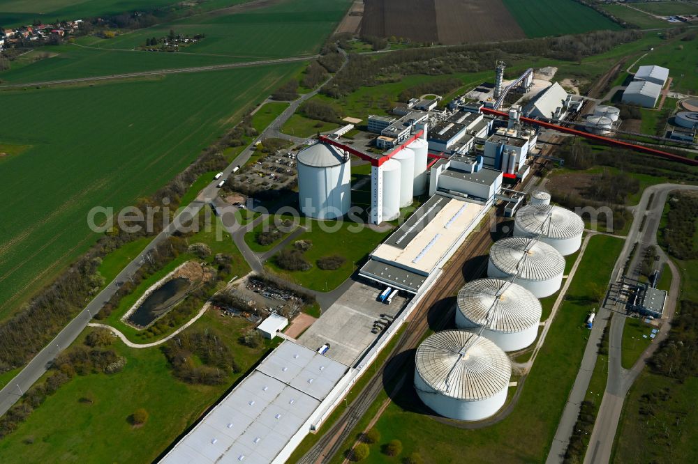 Könnern from the bird's eye view: Buildings and production halls on the food manufacturer's premises and Zuckerfabrik in Koennern in the state Saxony-Anhalt, Germany