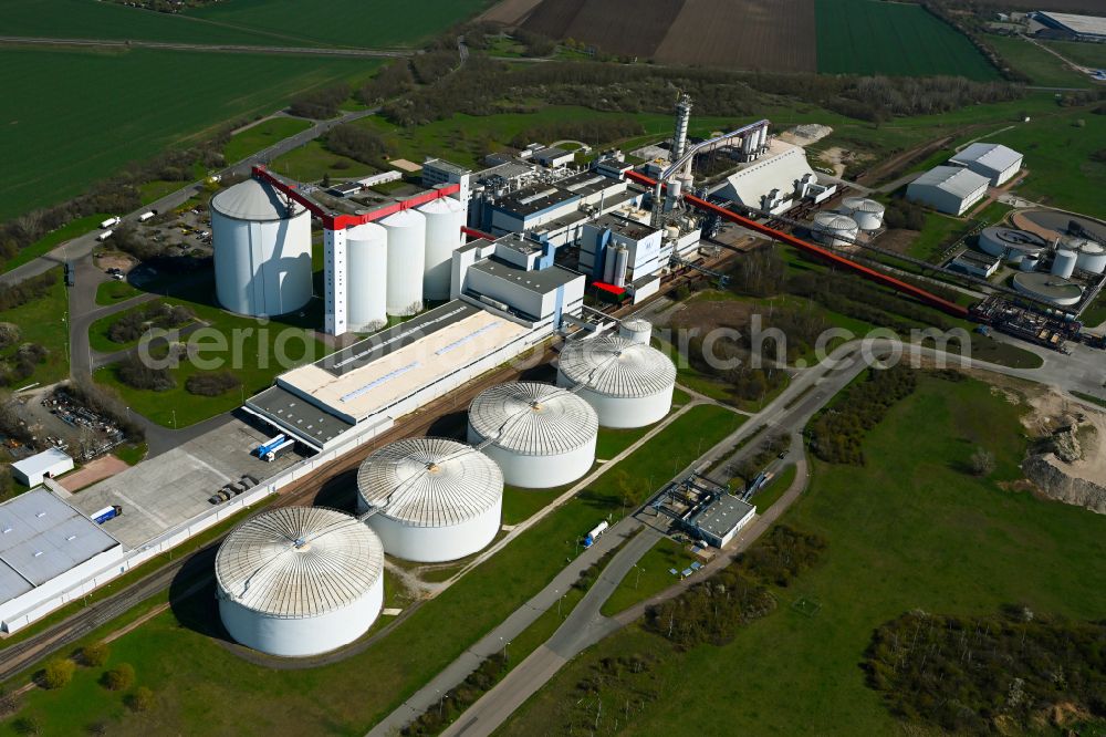 Aerial image Könnern - Buildings and production halls on the food manufacturer's premises and Zuckerfabrik in Koennern in the state Saxony-Anhalt, Germany