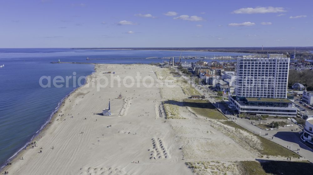 Aerial image Rostock - Crises cause deserted sandy beaches landscape along the of Baltic Sea in the district Warnemuende in Rostock in the state Mecklenburg - Western Pomerania, Germany