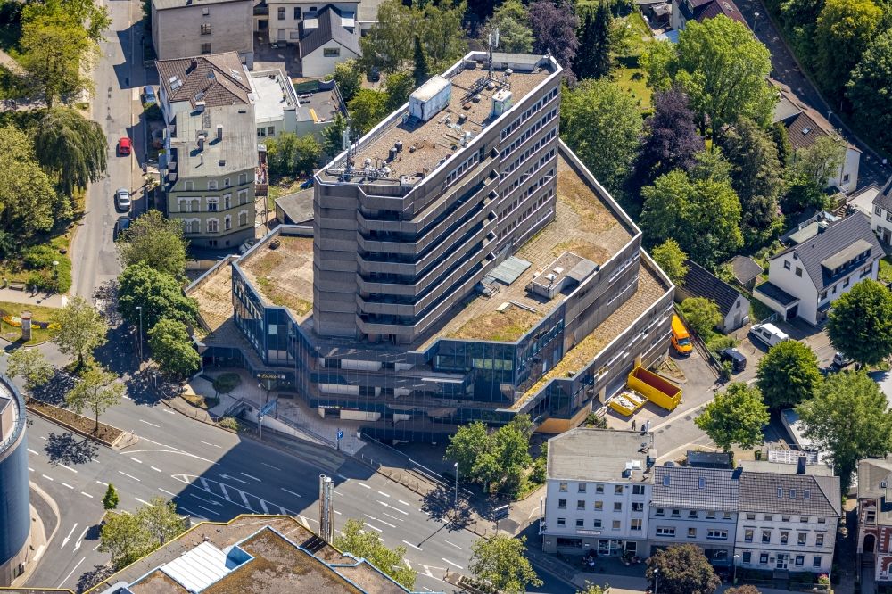 Aerial image Lüdenscheid - Leaving old department store building of Sauerland Center on Sauerfelder Strasse in Luedenscheid in the state North Rhine-Westphalia, Germany. The building was built by the Augsburger Markt-Bau GmbH on the former premises of the company EMKA Stahlwaren by the architect Ernst Vollmann