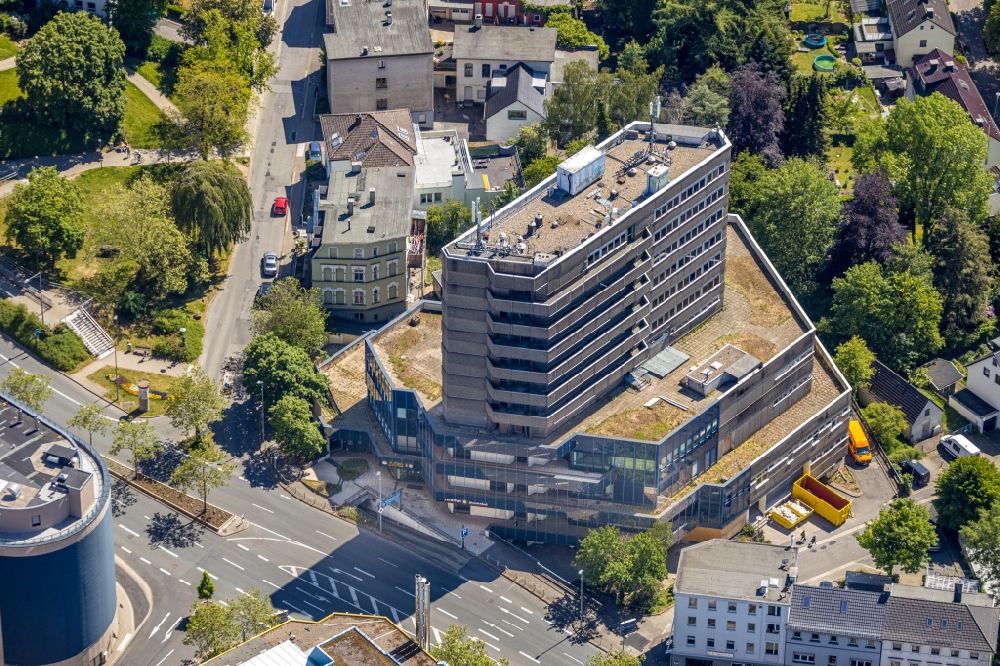 Aerial photograph Lüdenscheid - Leaving old department store building of Sauerland Center on Sauerfelder Strasse in Luedenscheid in the state North Rhine-Westphalia, Germany. The building was built by the Augsburger Markt-Bau GmbH on the former premises of the company EMKA Stahlwaren by the architect Ernst Vollmann
