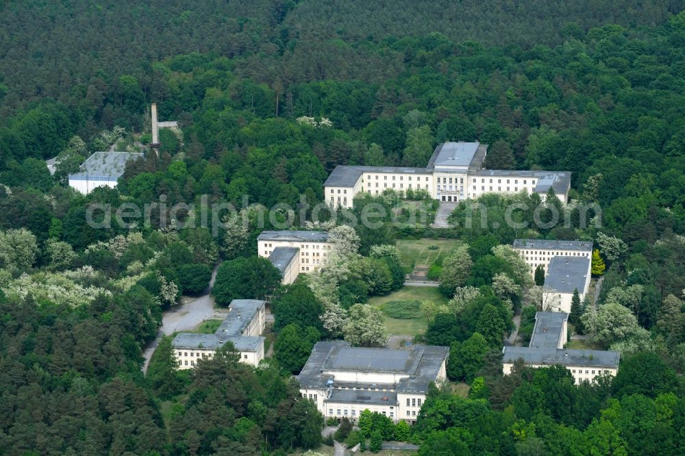 Aerial image Wandlitz - Vacant, unused building the former headquarters youth school and the Villa Waldhof on place Platz der Freundschaft the formerly Free German Youth of the former GDR in Bogensee in the state Brandenburg
