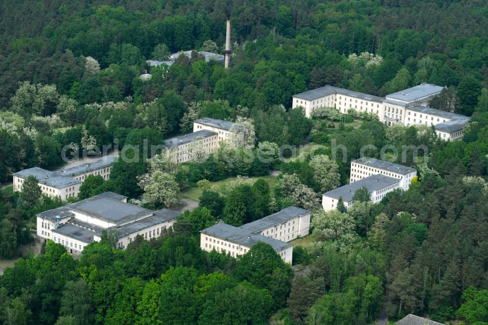 Wandlitz from above - Vacant, unused building the former headquarters youth school and the Villa Waldhof on place Platz der Freundschaft the formerly Free German Youth of the former GDR in Bogensee in the state Brandenburg