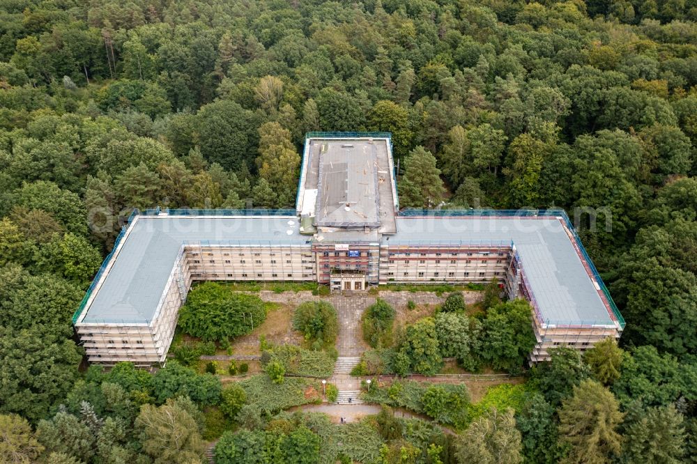 Bogensee from the bird's eye view: Vacant, unused building the former headquarters youth school and the Villa Waldhof on place Platz der Freundschaft the formerly Free German Youth of the former GDR in Bogensee in the state Brandenburg