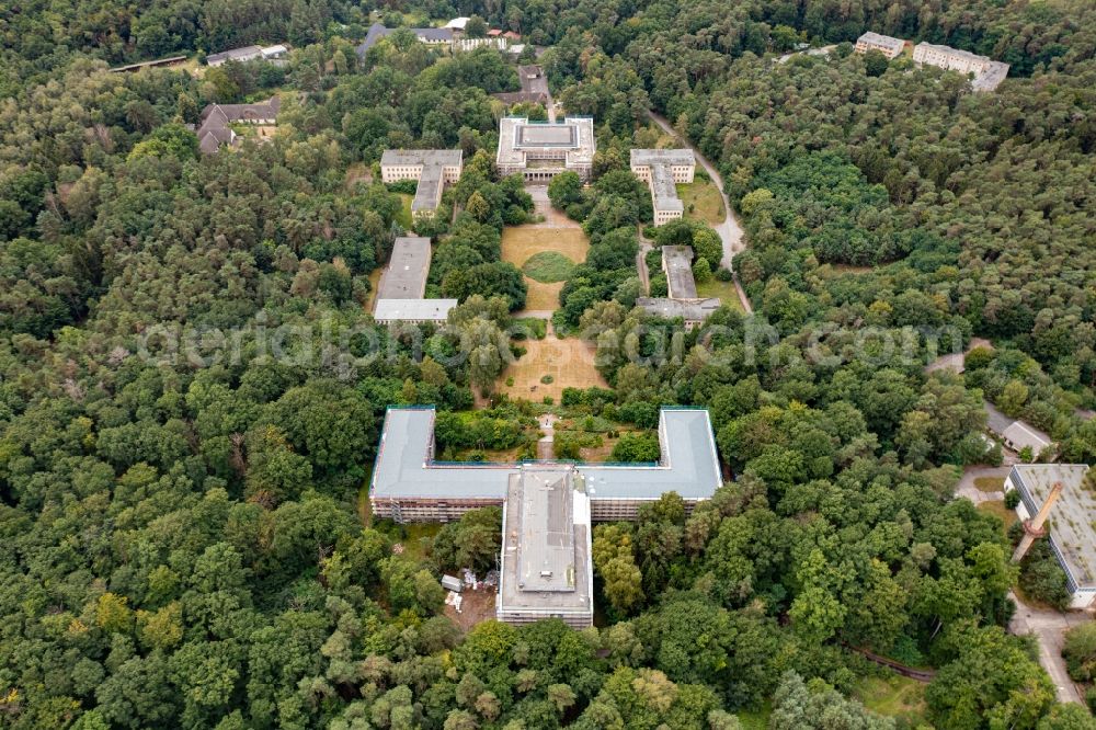 Aerial photograph Bogensee - Vacant, unused building the former headquarters youth school and the Villa Waldhof on place Platz der Freundschaft the formerly Free German Youth of the former GDR in Bogensee in the state Brandenburg