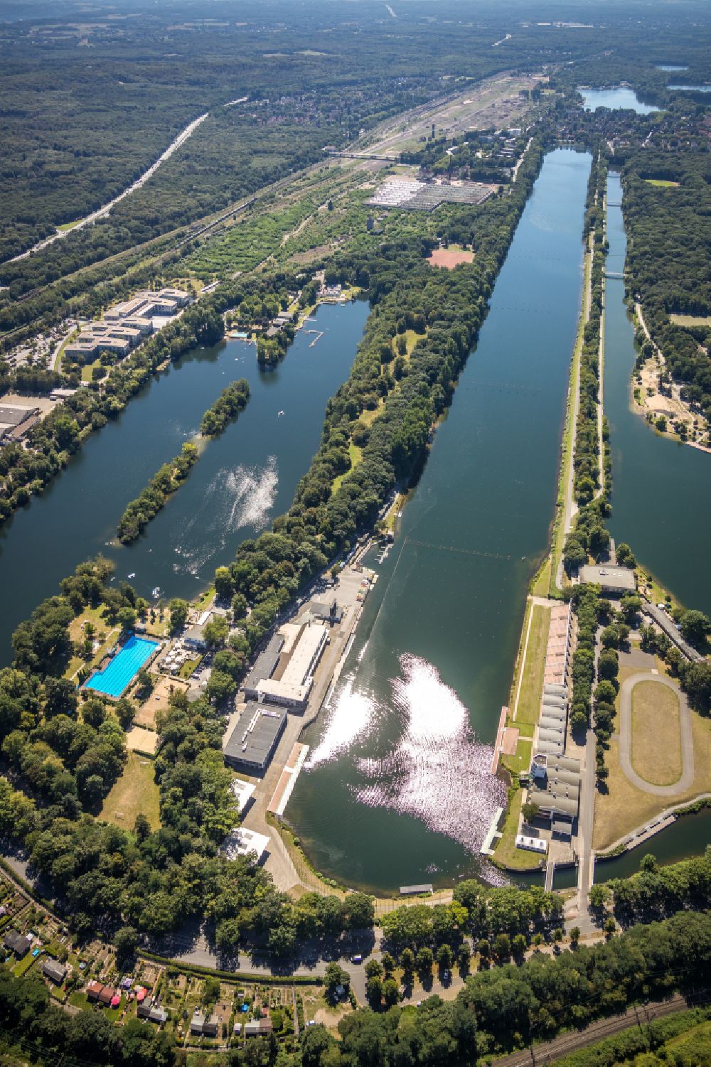 Duisburg from above - Sporting center of the regatta courses - Racetrack Bertasee Neuendorf-Sued - Regattabahn Duisburg in Duisburg at Ruhrgebiet in the state North Rhine-Westphalia
