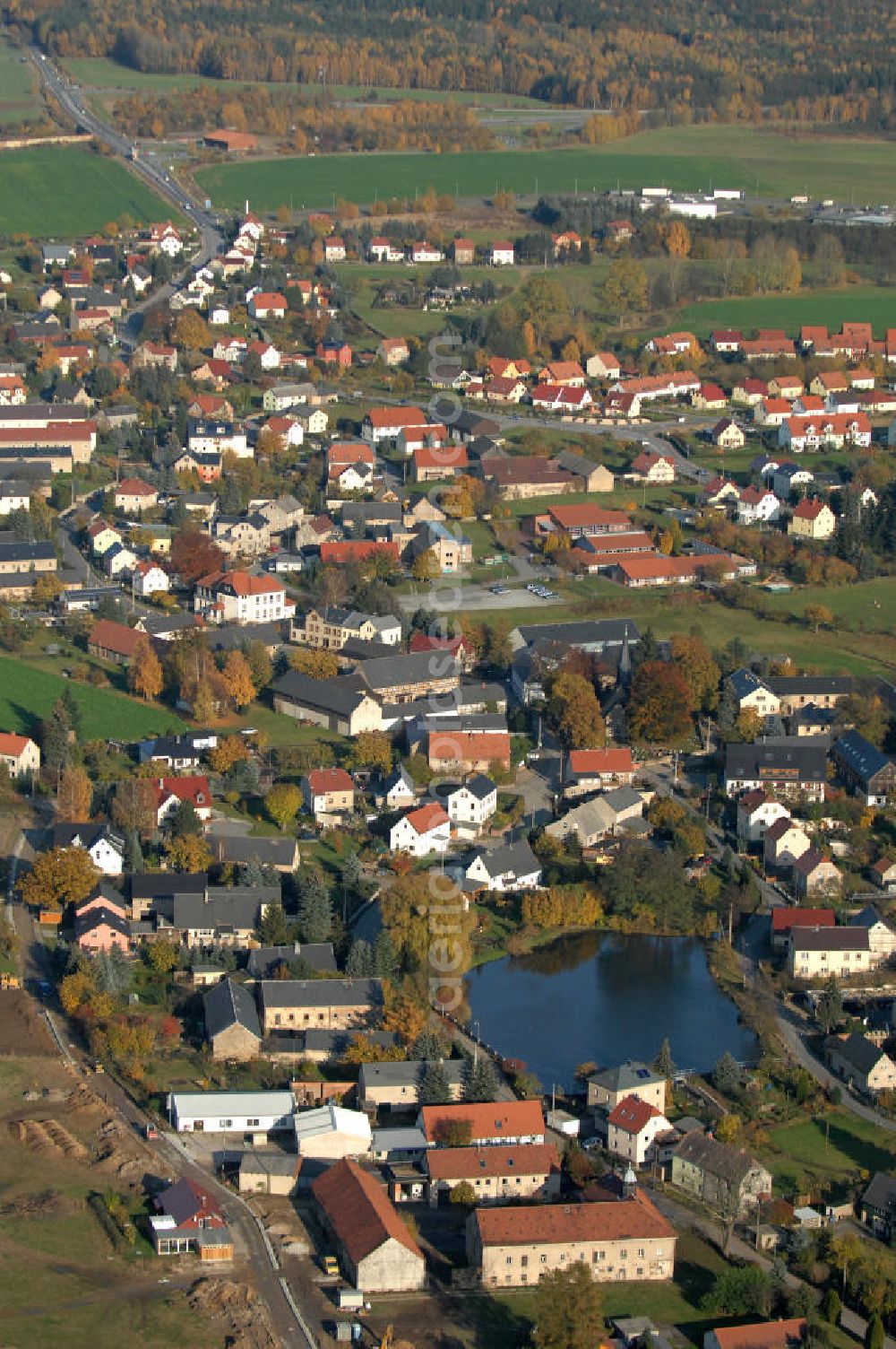 Aerial photograph Leppersdorf - Blick auf den sächsischen Ort Leppersdorf im Landkreis Bautzen. Der Ort ist weitgehend von ausgedehnten landwirtschaftlichen Anbau- und Waldflächen umgeben. In unmittelbarer Nähe befindet sich ein hochmodernes Milchverarbeitungswerk der Sachsenmilch AG, in dem etwa 1.700 Mitarbeiter beschäftigt werden.