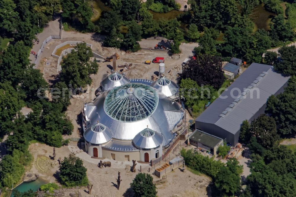 Aerial photograph München - Last refurbishment construction work of the elephant house in the zoo Hellabrunn in Munich in Bavaria. The listed domed building is undergoing extensive restoration work after the collapse of the so called Rabitzdecke. The formerly green dome is now covered silvery. The historic roof crowns are freshly gilded. Completion is scheduled for October 2016