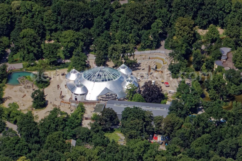 München from above - Last refurbishment construction work of the elephant house in the zoo Hellabrunn in Munich in Bavaria. The listed domed building is undergoing extensive restoration work after the collapse of the so called Rabitzdecke. The formerly green dome is now covered silvery. The historic roof crowns are freshly gilded. Completion is scheduled for October 2016