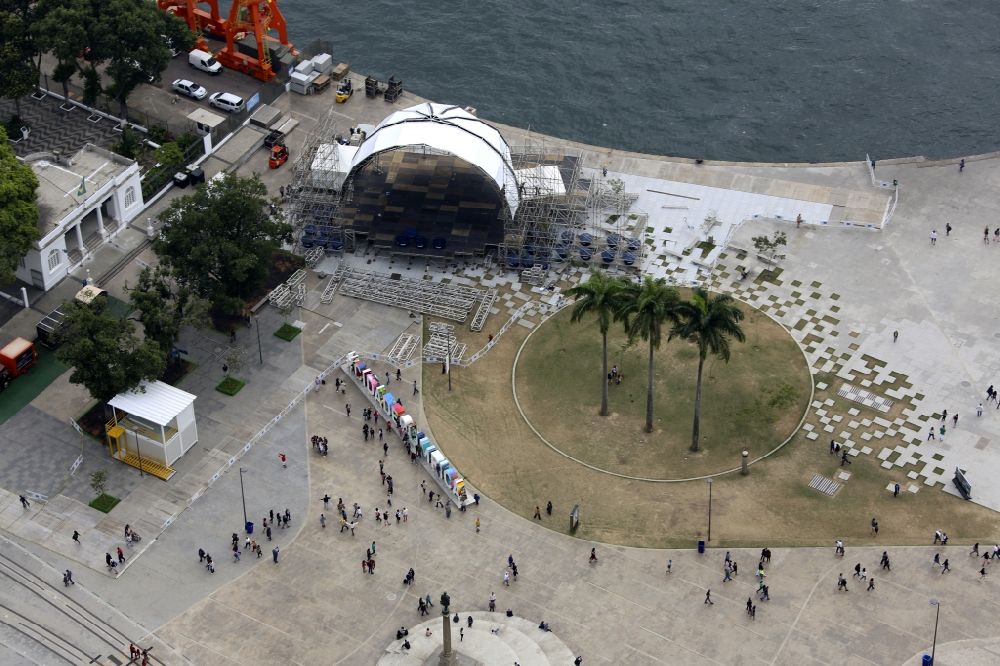 Rio de Janeiro from the bird's eye view: Last Olympics - lead construction sites on the Copacabana beach in Rio de Janeiro, Brazil