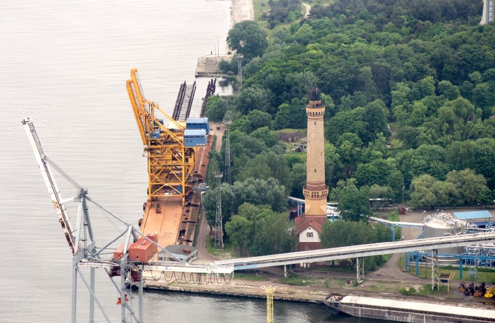 Aerial image Swinemünde - Lighthouse as a historic seafaring character in the coastal area of Hafen in Swinemuende Swinoujscie in West Pomerania, Poland