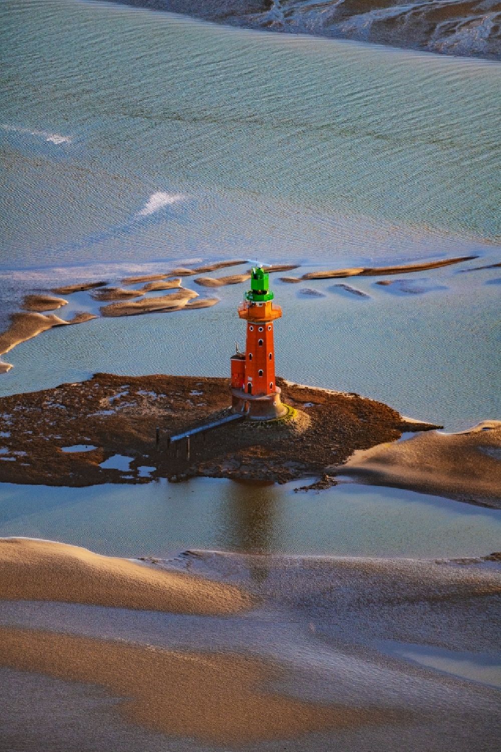 Aerial photograph Butjadingen - Lighthouse as a historic seafaring character in the coastal area of North Sea in the district Langwarden in Butjadingen in the state Lower Saxony