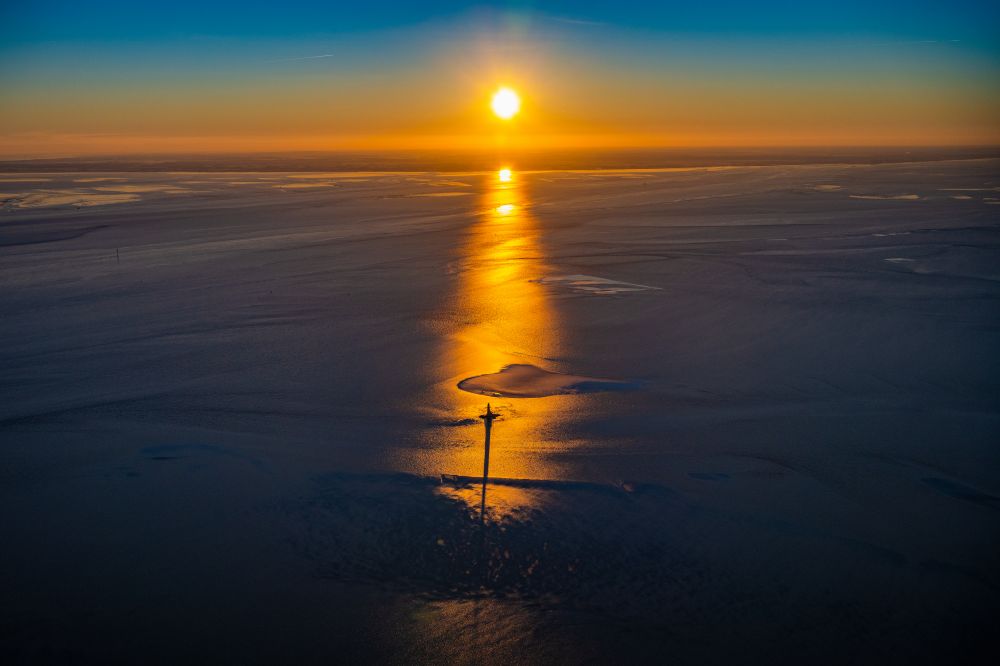 Aerial photograph Butjadingen - Lighthouse as a historic seafaring character in the coastal area of North Sea in the district Langwarden in Butjadingen in the state Lower Saxony