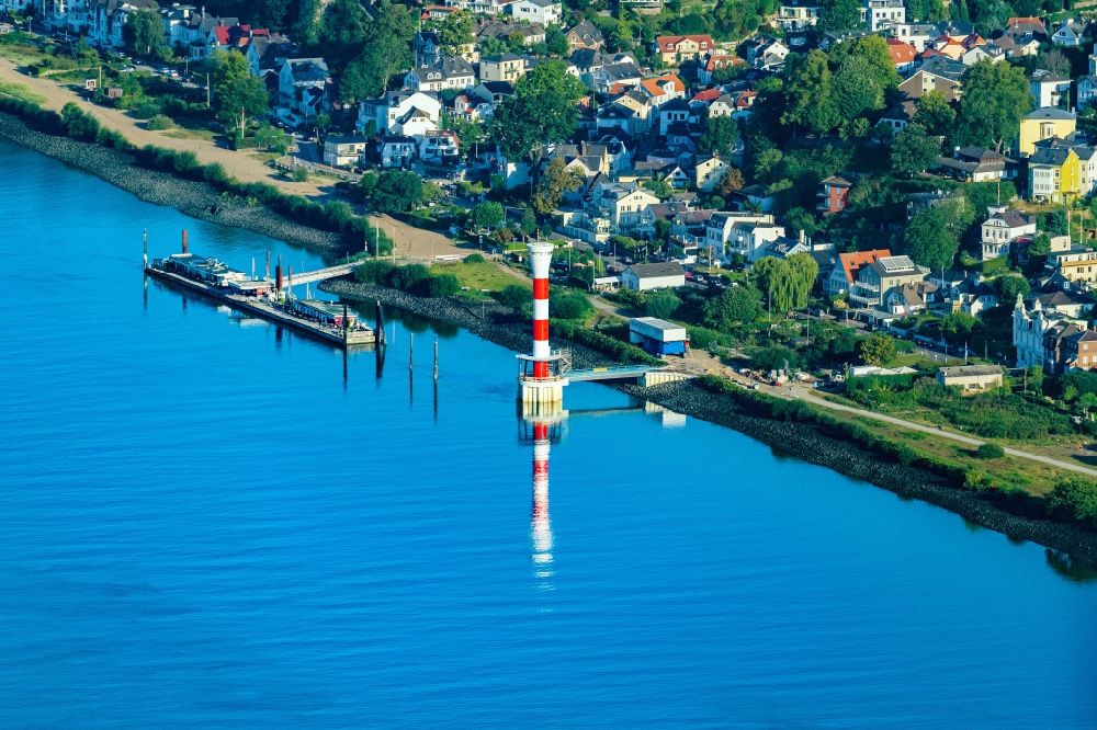 Aerial photograph Hamburg - Lighthouse as a historic seafaring character in the coastal area of Elbe Leuchtturm Blankenese, Unterfeuer in Hamburg, Germany