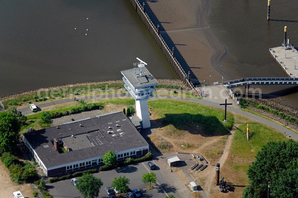 Bremen from the bird's eye view: Lighthouse as a navigation sign Zum Lankenauer Hoeft on the Weser in the district of Rablinghausen in Bremen, Germany