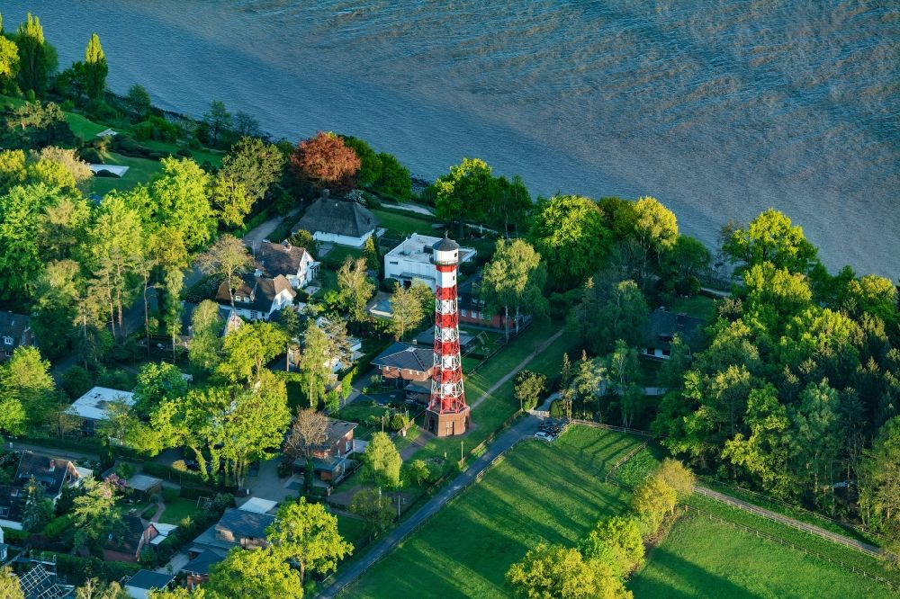 Hamburg from the bird's eye view: Lighthouse Leuchtturm Tinsdal as a historic seafaring character in the coastal area of the River Elbe Am Leuchtturm in the district Rissen in Hamburg, Germany