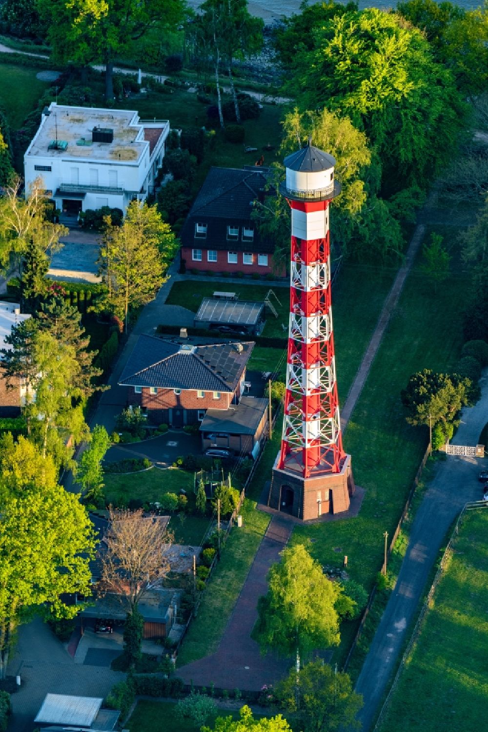 Aerial image Hamburg - Lighthouse Leuchtturm Tinsdal as a historic seafaring character in the coastal area of the River Elbe Am Leuchtturm in the district Rissen in Hamburg, Germany