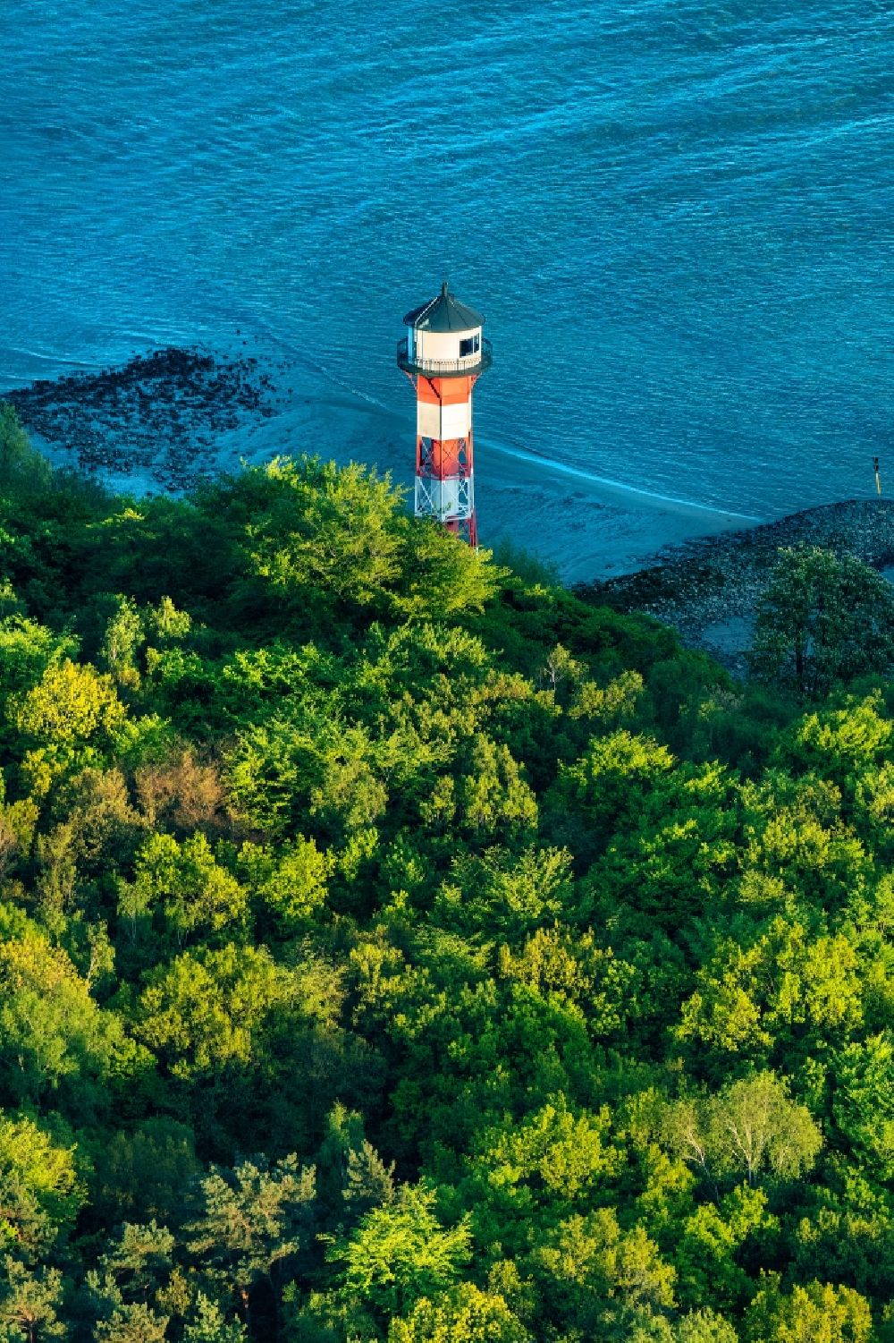 Aerial photograph Hamburg - Lighthouse Leuchtturm Wittenbergen as a historic seafaring character in the coastal area of the Elbe on Rissener Ufer in the district Rissen in Hamburg, Germany