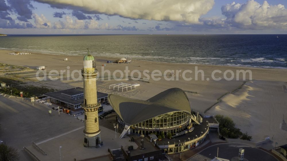 Rostock from the bird's eye view: Lighthouse as a historic seafaring character in the coastal area of Baltic Sea in the district Warnemuende in Rostock in the state Mecklenburg - Western Pomerania, Germany