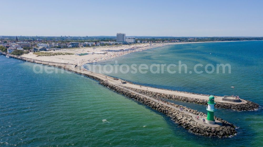 Rostock from the bird's eye view: Lighthouse as a historic seafaring character in the coastal area of Baltic Sea in the district Warnemuende in Rostock in the state Mecklenburg - Western Pomerania, Germany