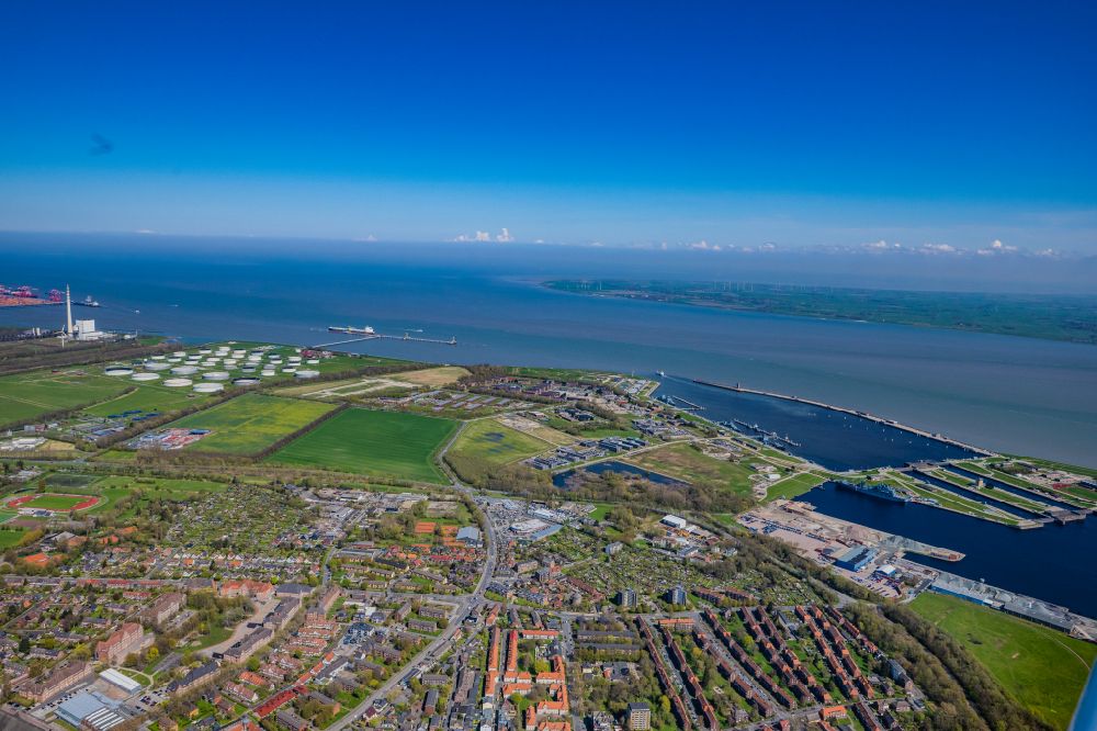 Aerial photograph Wilhelmshaven - The oil tank farm in the oil port in Wilhelmshaven in Lower Saxony
