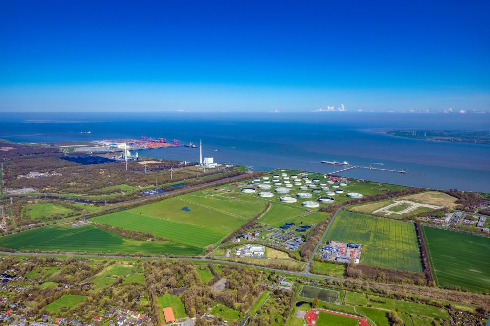Wilhelmshaven from the bird's eye view: The oil tank farm in the oil port in Wilhelmshaven in Lower Saxony