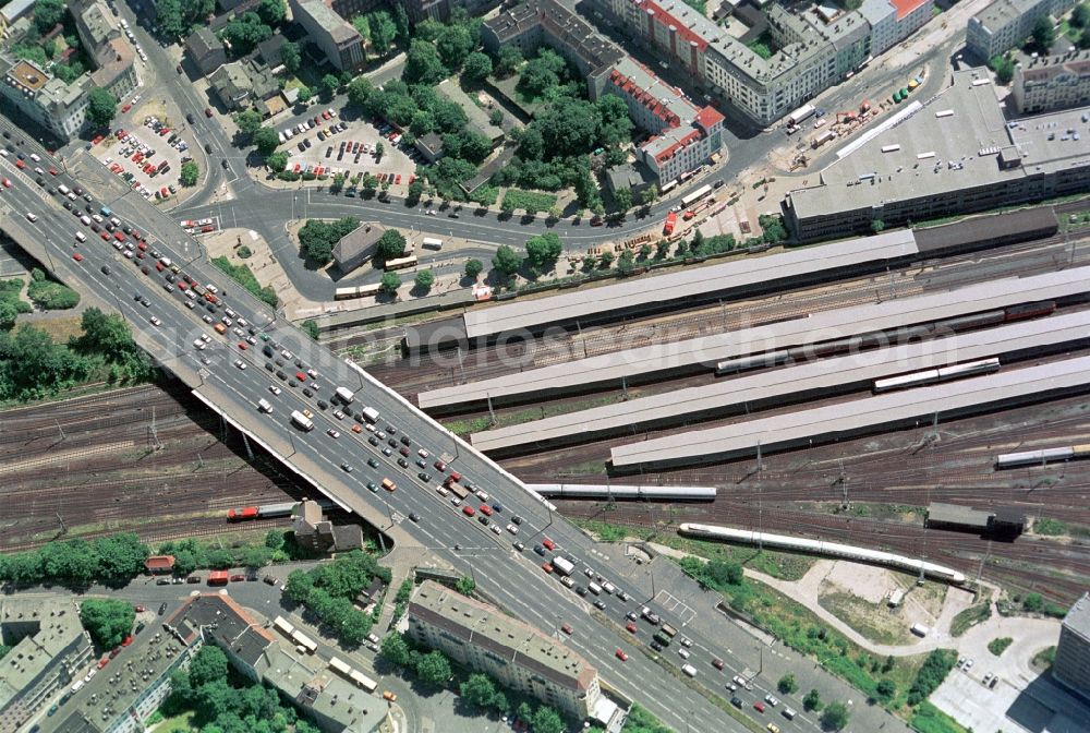 Berlin from the bird's eye view: About the Lichtenberger bridge, the road of the federal road B1 and B5 moved along the Frankfurter Allee over the tracks of the railway station Berlin-Lichtenberg. The time of admission was rush hour traffic jam in the direction of the Eastern Townships