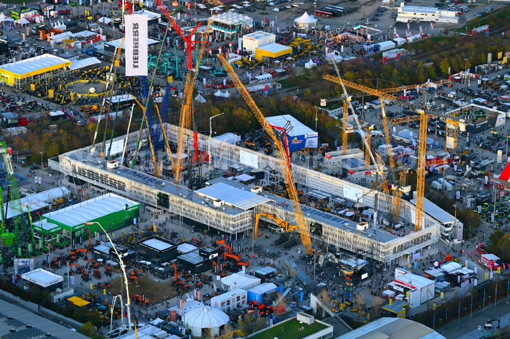 Aerial image München - Exhibition grounds and pavilion of the Liebherr - exhibition stand at the world's leading trade fair bauma on the street Am Messefreigelaende in the district Trudering-Riem in Munich in the state Bavaria, Germany
