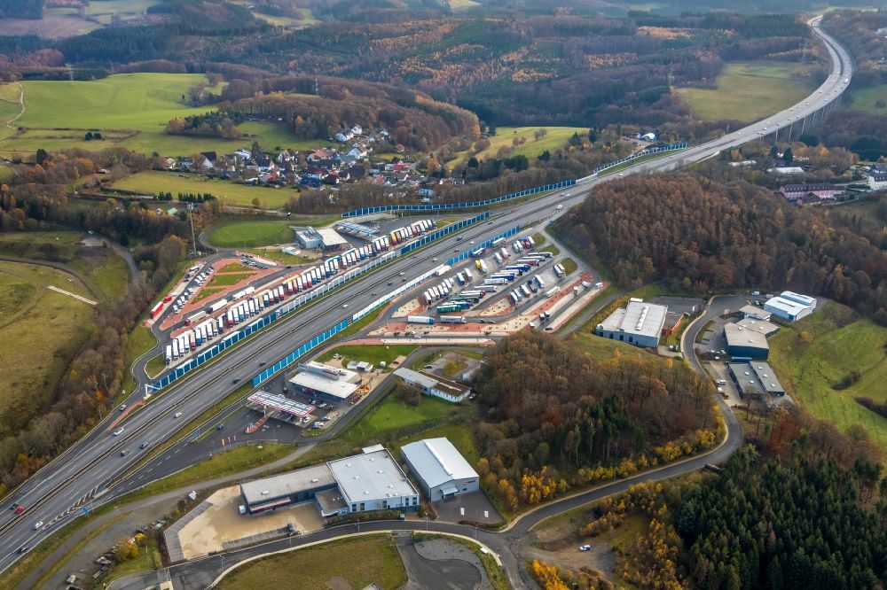 Leifringhausen from above - Lorries - parking spaces at the highway rest stop and parking of the BAB A 45 of Autobahnraststaette Sauerland Ost in Leifringhausen in the state North Rhine-Westphalia, Germany