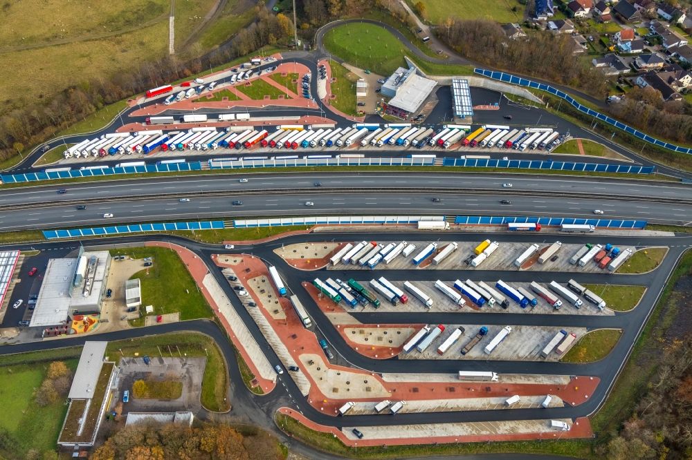 Leifringhausen from the bird's eye view: Lorries - parking spaces at the highway rest stop and parking of the BAB A 45 of Autobahnraststaette Sauerland Ost in Leifringhausen in the state North Rhine-Westphalia, Germany