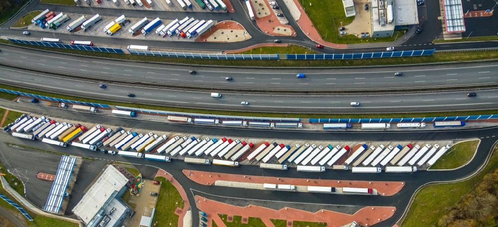 Aerial photograph Leifringhausen - Lorries - parking spaces at the highway rest stop and parking of the BAB A 45 of Autobahnraststaette Sauerland Ost in Leifringhausen in the state North Rhine-Westphalia, Germany