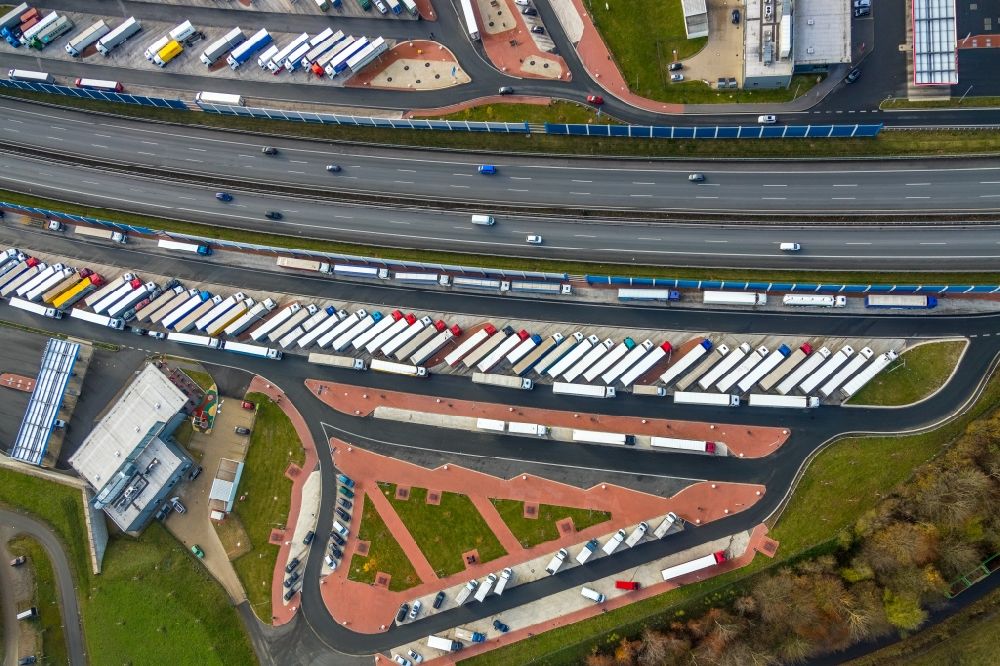 Leifringhausen from above - Lorries - parking spaces at the highway rest stop and parking of the BAB A 45 of Autobahnraststaette Sauerland Ost in Leifringhausen in the state North Rhine-Westphalia, Germany