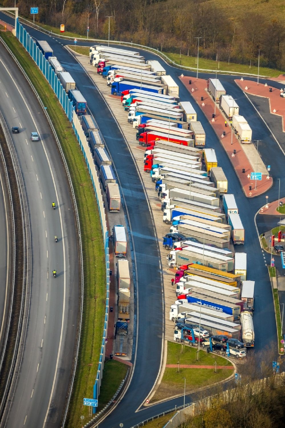 Leifringhausen from the bird's eye view: Lorries - parking spaces at the highway rest stop and parking of the BAB A 45 of Autobahnraststaette Sauerland Ost in Leifringhausen in the state North Rhine-Westphalia, Germany