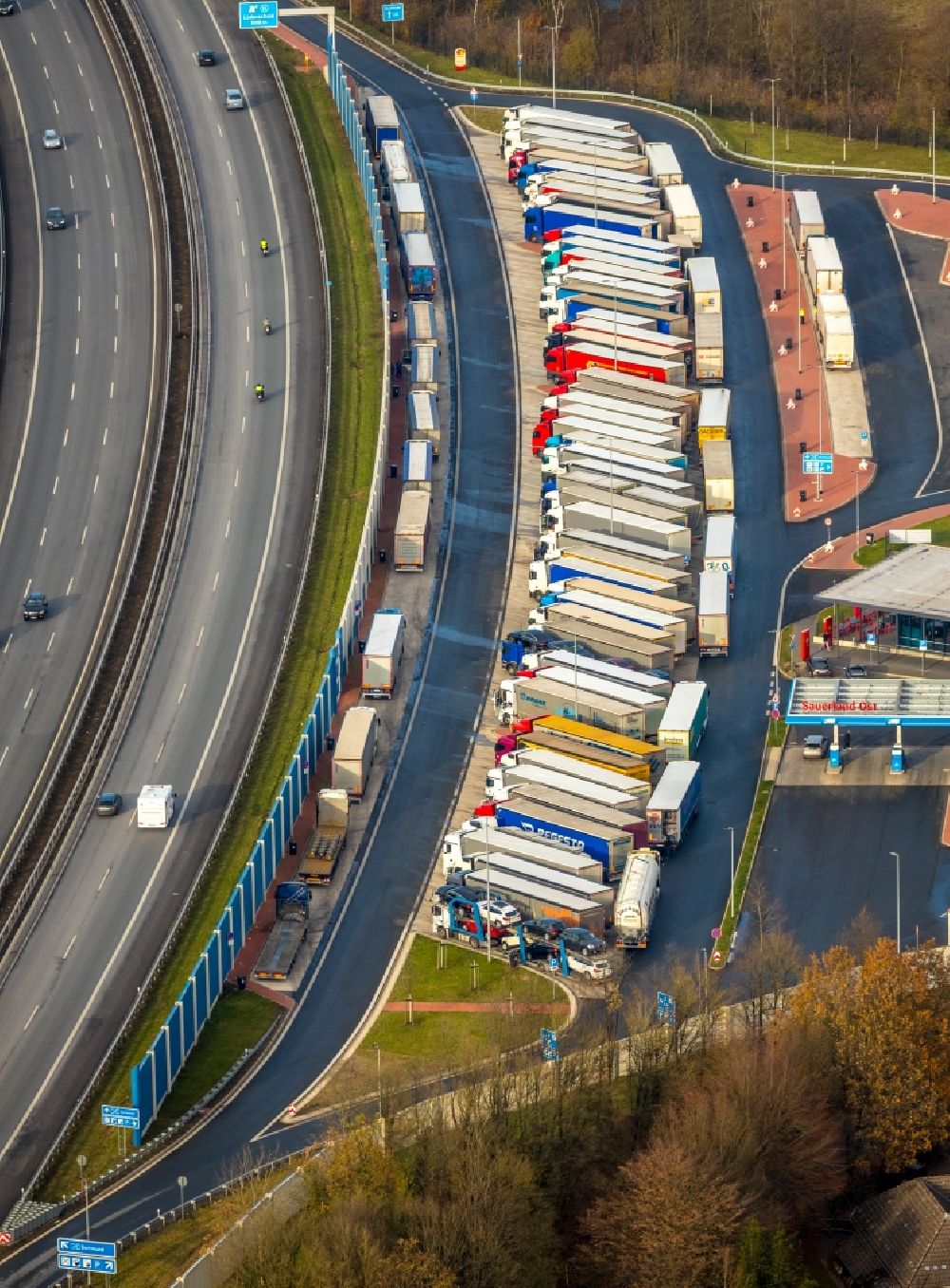 Aerial image Leifringhausen - Lorries - parking spaces at the highway rest stop and parking of the BAB A 45 of Autobahnraststaette Sauerland Ost in Leifringhausen in the state North Rhine-Westphalia, Germany