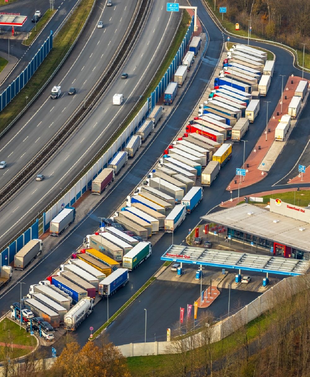 Aerial photograph Leifringhausen - Lorries - parking spaces at the highway rest stop and parking of the BAB A 45 of Autobahnraststaette Sauerland Ost in Leifringhausen in the state North Rhine-Westphalia, Germany