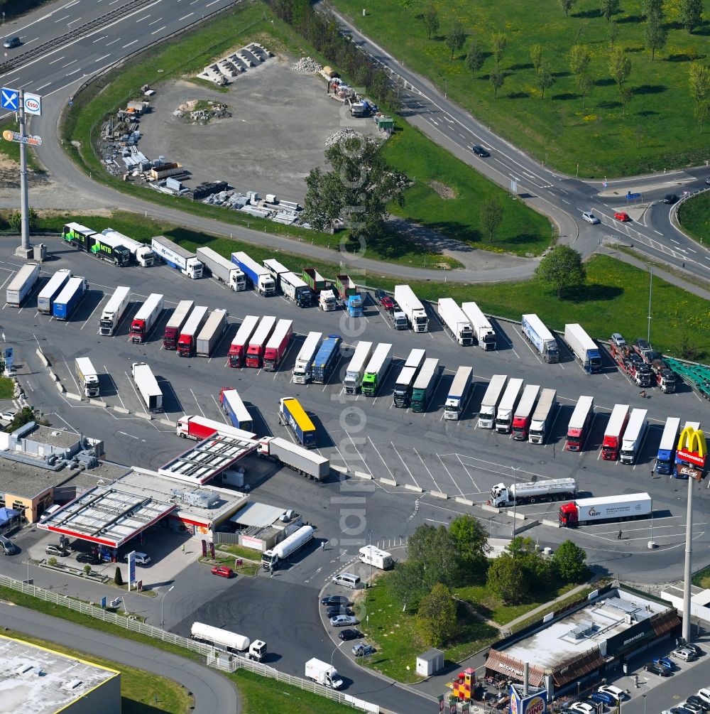 Aerial photograph Münchberg - Lorries - parking spaces at the highway rest stop and parking of the BAB A 9 on Euro Rastpark Muenchberg-Nord in Muenchberg in the state Bavaria, Germany