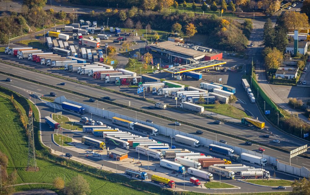 Aerial image Fuhlenbrock - Lorries - parking spaces at the highway rest stop and parking of the BAB A 2 in Fuhlenbrock at Ruhrgebiet in the state North Rhine-Westphalia, Germany