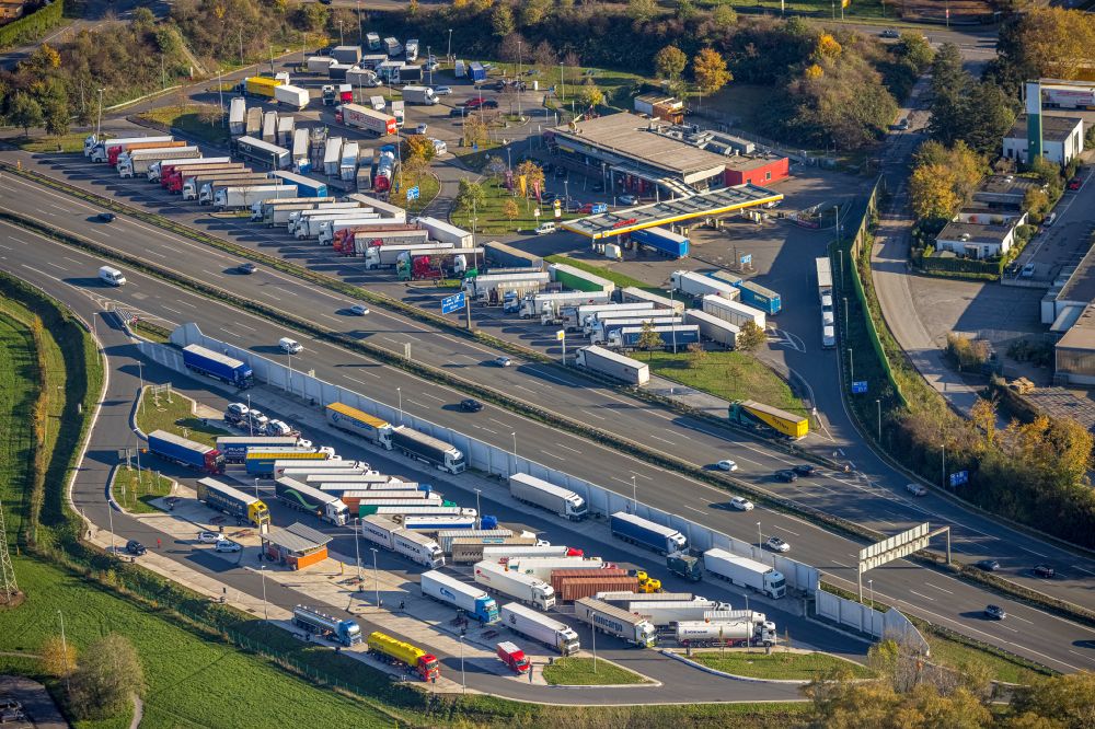 Aerial photograph Fuhlenbrock - Lorries - parking spaces at the highway rest stop and parking of the BAB A 2 in Fuhlenbrock at Ruhrgebiet in the state North Rhine-Westphalia, Germany
