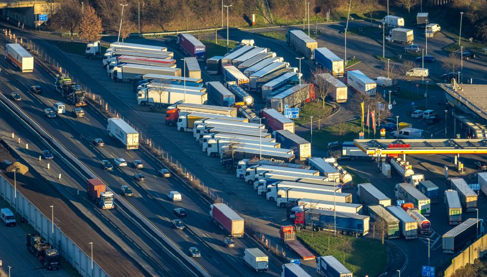 Aerial photograph Fuhlenbrock - lorries - parking spaces at the highway rest stop and parking of the BAB A 2 in Fuhlenbrock at Ruhrgebiet in the state North Rhine-Westphalia, Germany