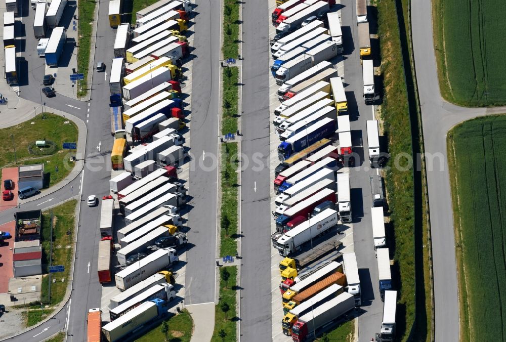 Schalding r.d.Donau from the bird's eye view: Lorries - parking spaces at the highway rest stop and parking of the BAB A 3 of Ladesaeule Tank & Rast Donautal Ost in Schalding r.d.Donau in the state Bavaria, Germany