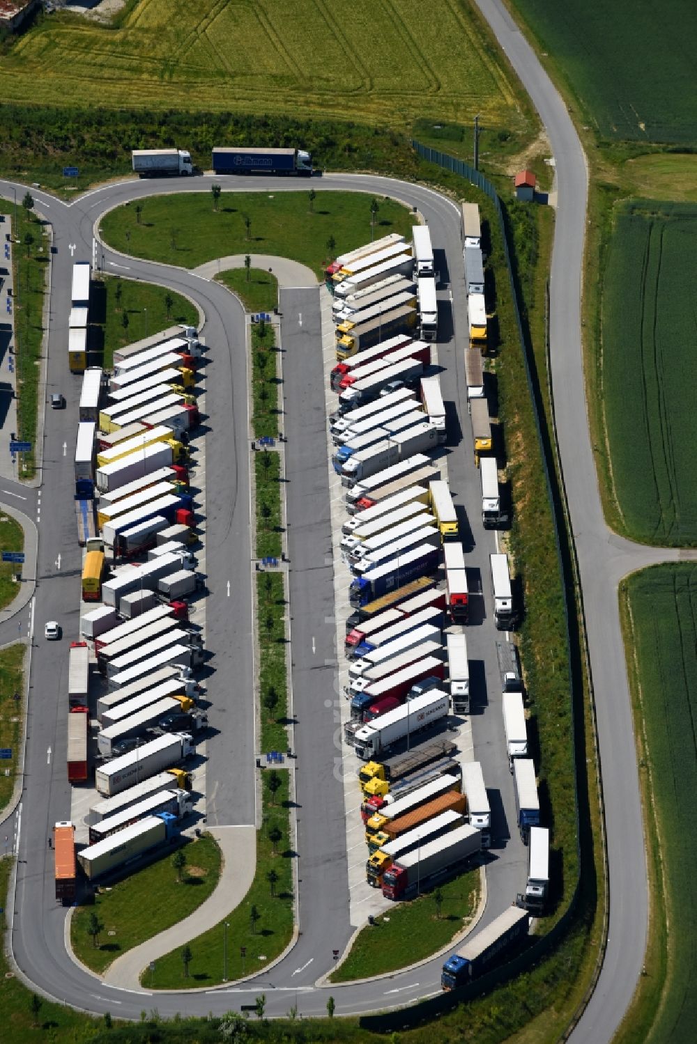 Aerial image Schalding r.d.Donau - Lorries - parking spaces at the highway rest stop and parking of the BAB A 3 of Ladesaeule Tank & Rast Donautal Ost in Schalding r.d.Donau in the state Bavaria, Germany