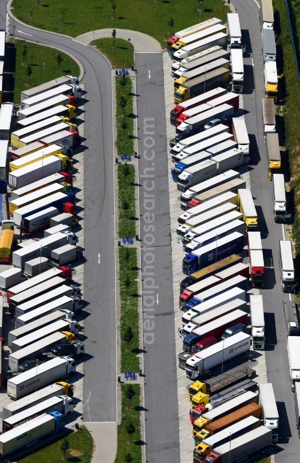 Aerial photograph Schalding r.d.Donau - Lorries - parking spaces at the highway rest stop and parking of the BAB A 3 of Ladesaeule Tank & Rast Donautal Ost in Schalding r.d.Donau in the state Bavaria, Germany